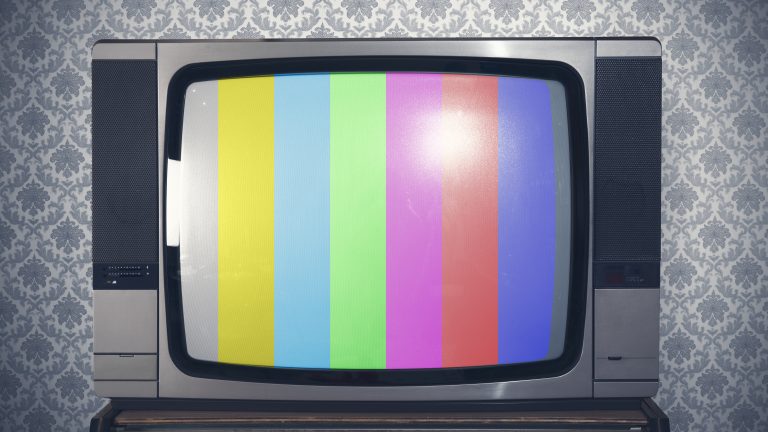 Test signal display on a retro tv