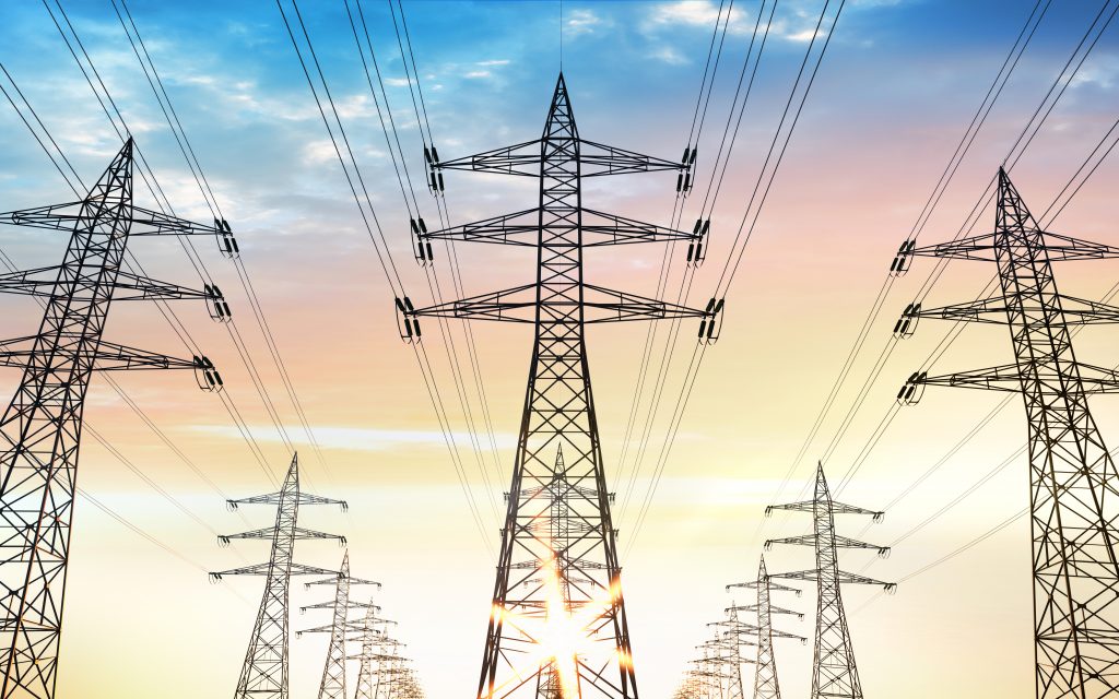 Stromtrasse - Stromleitungen im Abendhimmel - electricity pylons